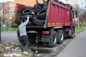 Власти Майкопа вплотную занялись очисткой города от скопления автомобильных покрышек