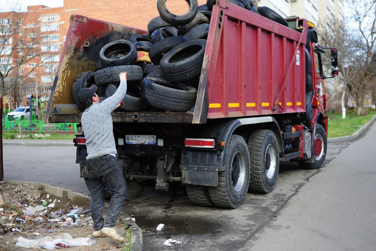 Власти Майкопа вплотную занялись очисткой города от скопления автомобильных покрышек