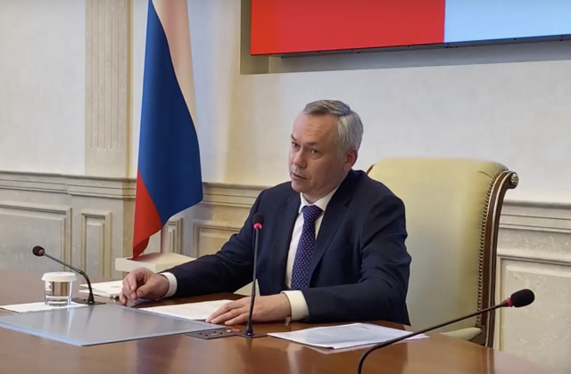 Травников разъяснил, что справка об антителах не заменит QR-код о вакцинации