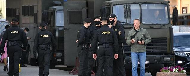 В Минске сотрудники милиции оцепили площадь и скверы