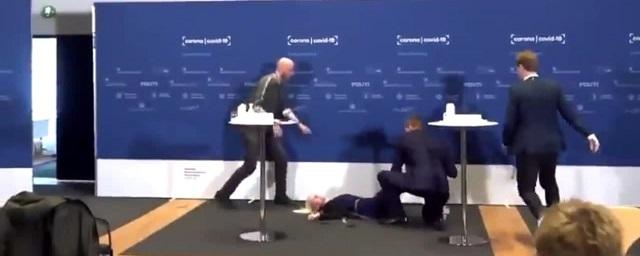 Чиновница из Дании упала в обморок во время пресс-конференции по AstraZeneca