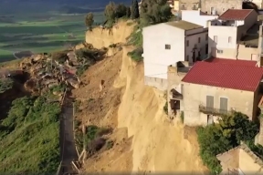 Сицилийский город оказался на краю обрыва из-за мощного оползня