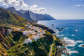 Canary Islanders struggle with tourists