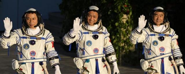 Три тайконавта стали первыми жителями космической станции Китая