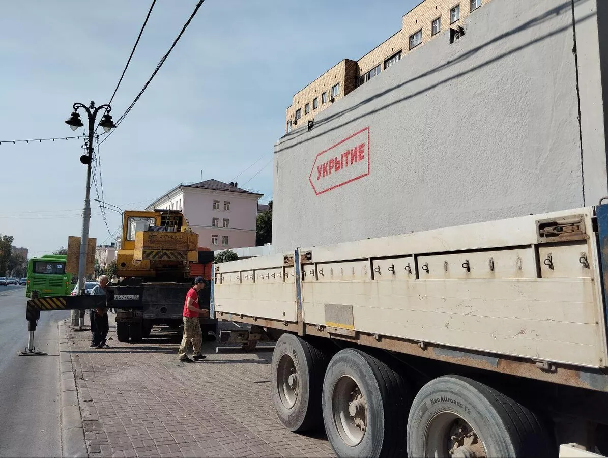 В двух городах Курской области началась установка железобетонных укрытий