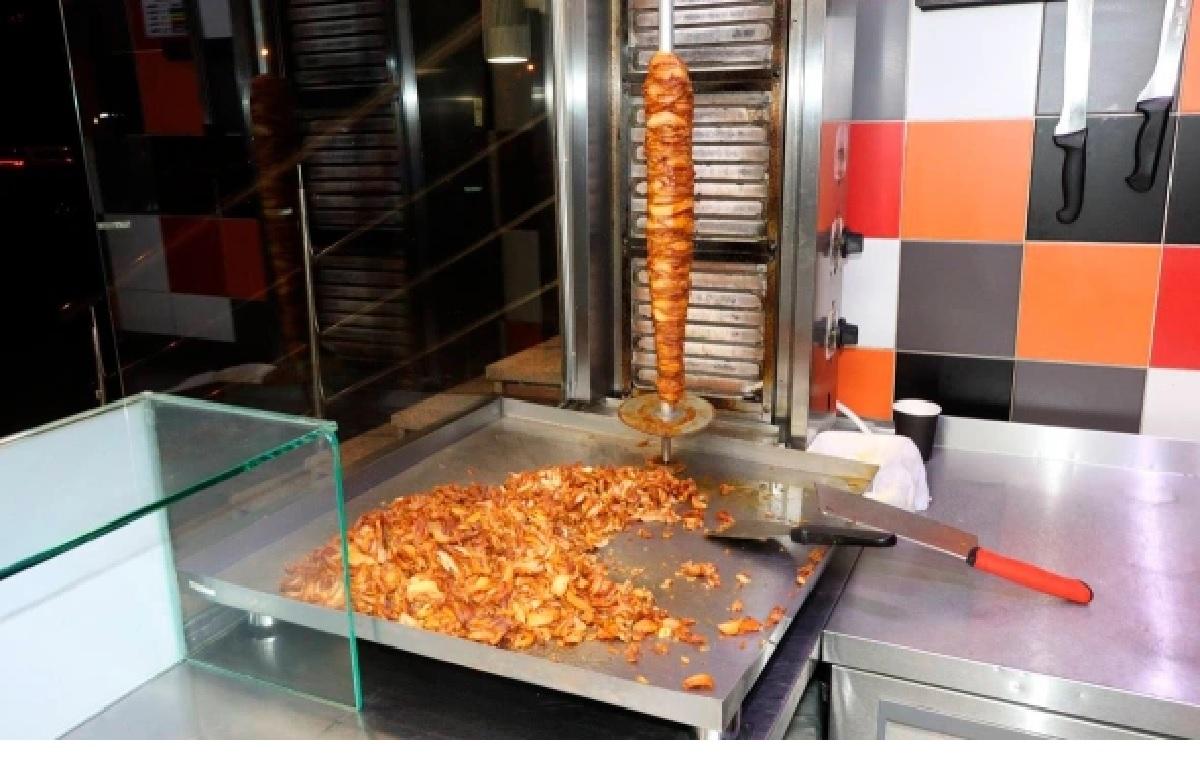 Следователи раскрыли, где 17 человек отравились шаурмой в Подмосковье