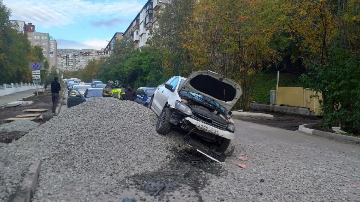 В Мурманске автомобиль въехал в гору щебня