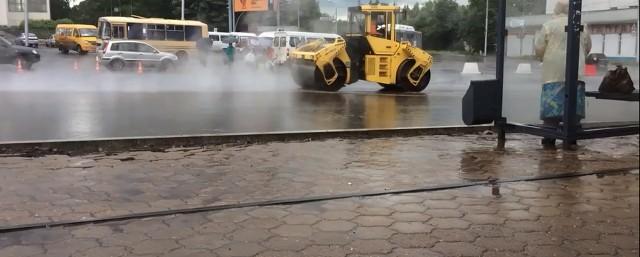 В Уфе рабочие укладывали асфальт во время дождя