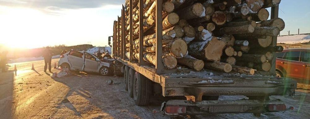 В Башкирии в ДТП с грузовиком погибли три человека, еще трое пострадали