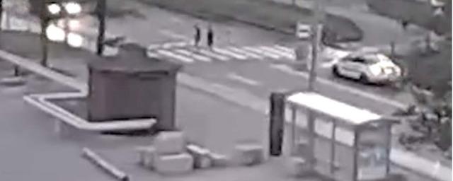 В Санкт-Петербурге водитель Mazda сбил двух пешеходов на переходе и скрылся