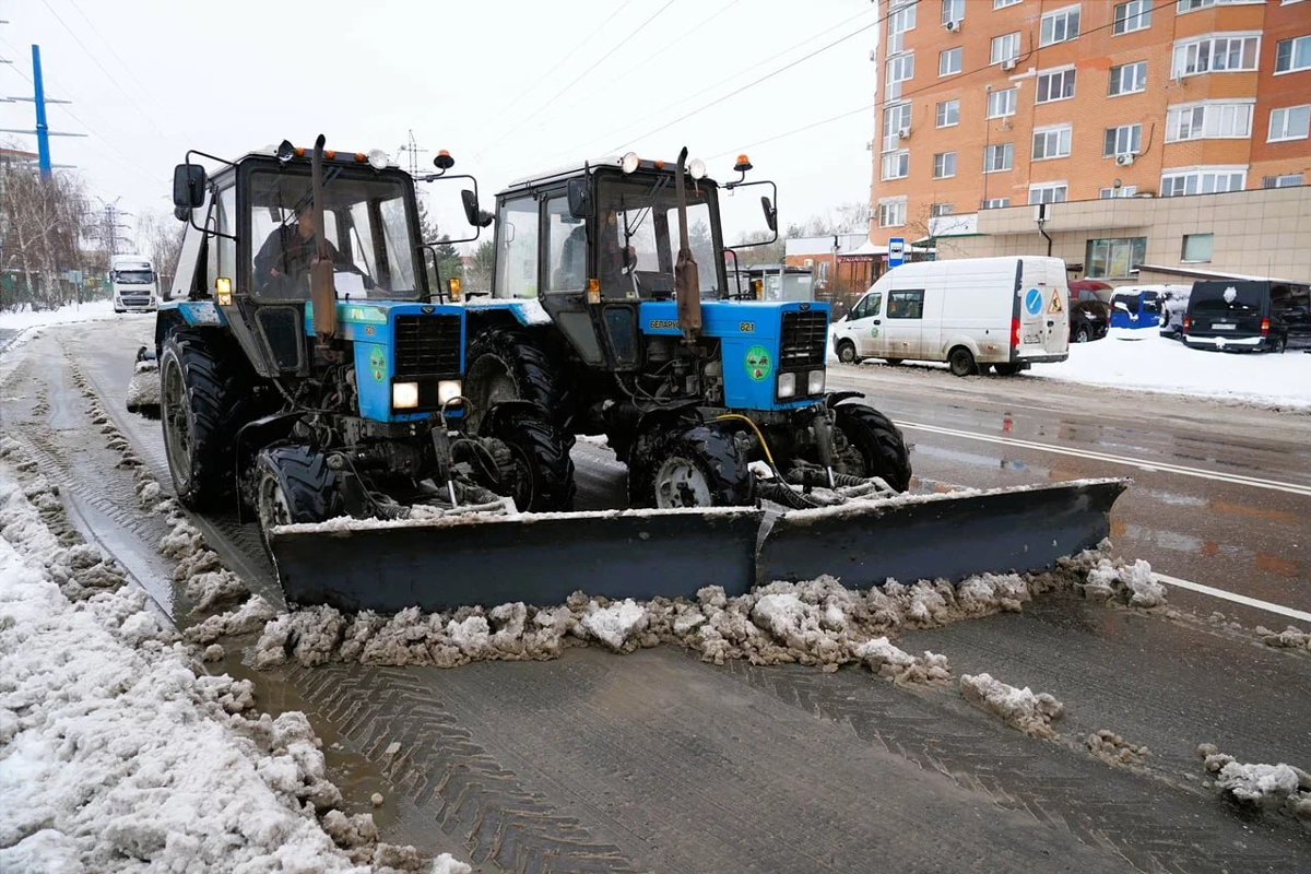 Девять единиц техники ликвидируют последствия снегопада в Котельниках