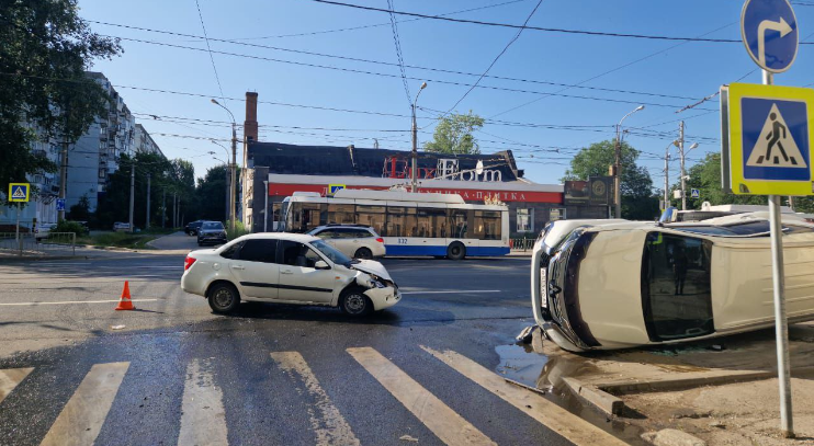 В Самаре внедорожник опрокинулся на бок после столкновения с легковушкой