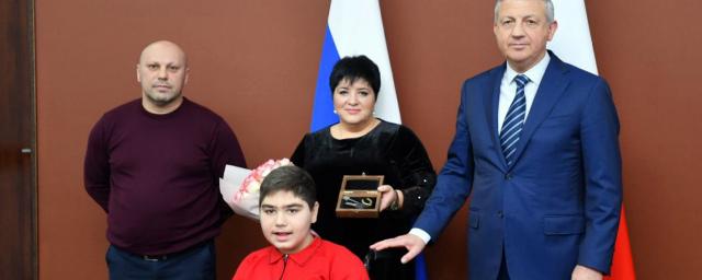 Вячеслав Битаров вручил ключи от квартиры семье мальчика-инвалида