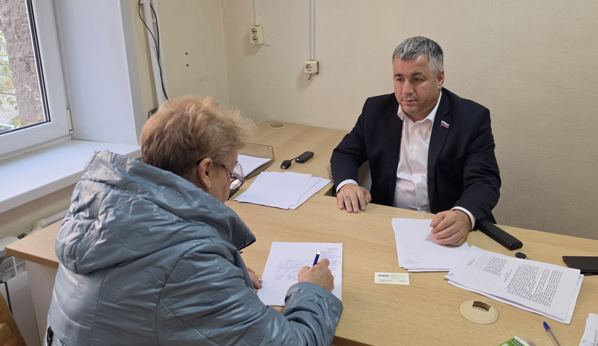 Депутат Думы Астраханской области Хамзат Даудов взял на контроль обращения жителей Наримановского района по работе детсада, благоустройству и поддержке участников СВО