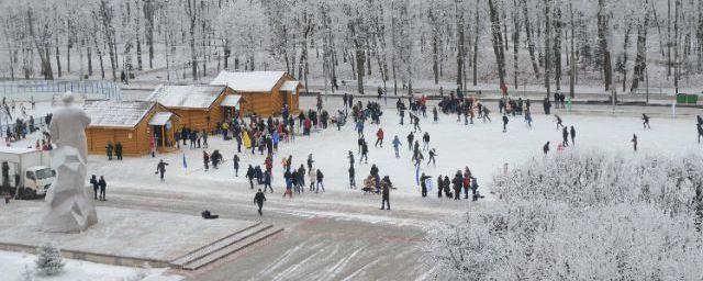 На площади Ленина в Смоленске готовят к открытию главный каток