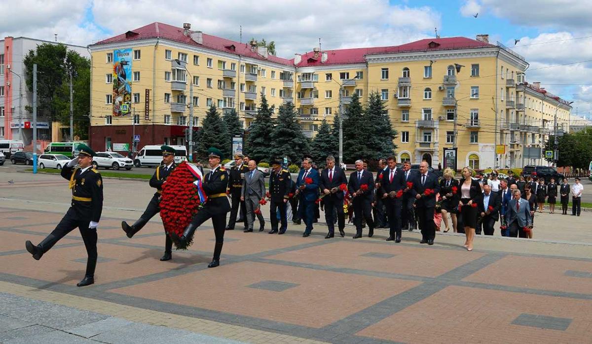 Жители Брянска возложили цветы к Вечному огню на площади Партизан