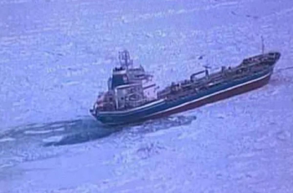 Российский танкер «Остров Сахалин» застрял из-за льдов в Охотском море, японская сторона предпринимает попытки спасения судна
