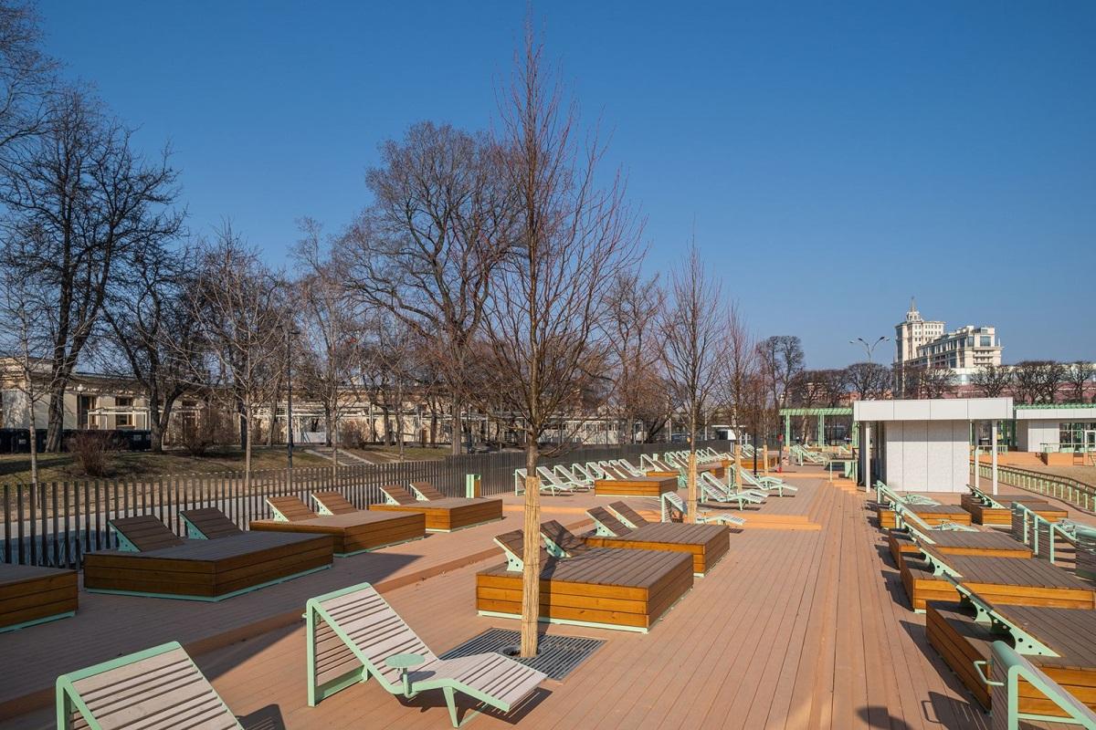 У Пионерского пруда в столичном парке Горького обустроили пляжную зону