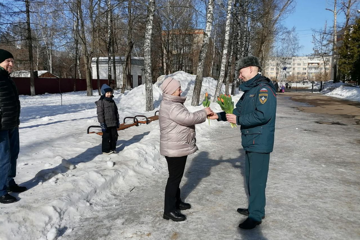 Сотрудники МЧС поздравили жительниц г.о. Пушкинский с праздником