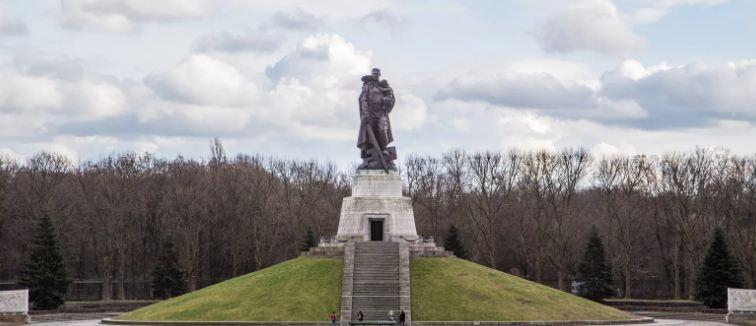 В берлинском Трептов-парке неизвестные осквернили памятник советскому Воину-освободителю