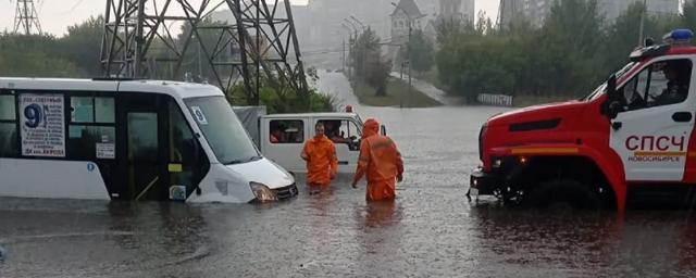 Новосибирские пожарные спасли из водной ловушки в Калининском районе 40 человек