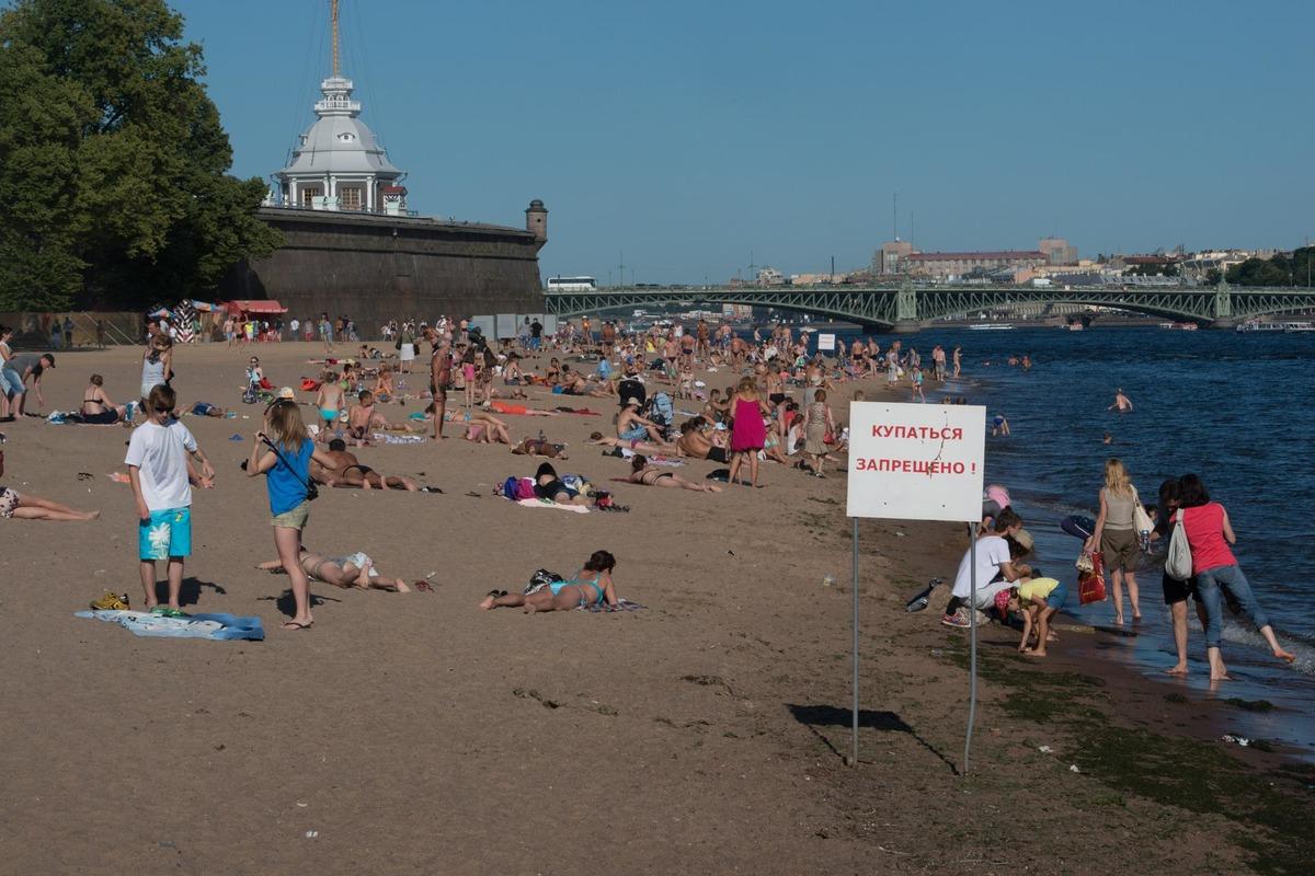 Уже 56 петербуржцам выписали штрафы за купание в несанкционированных для этого местах