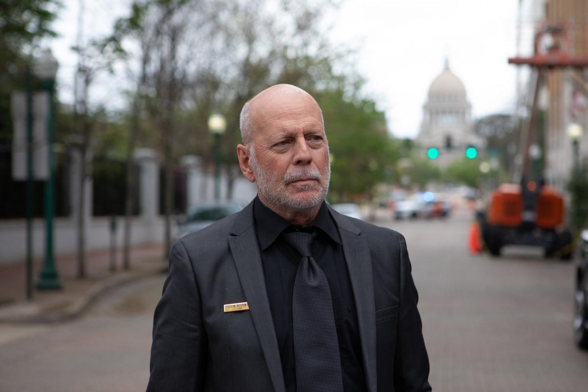 Жена Брюса Уиллиса приняла болезненное решение. Что случилось с «Крепким орешком»?