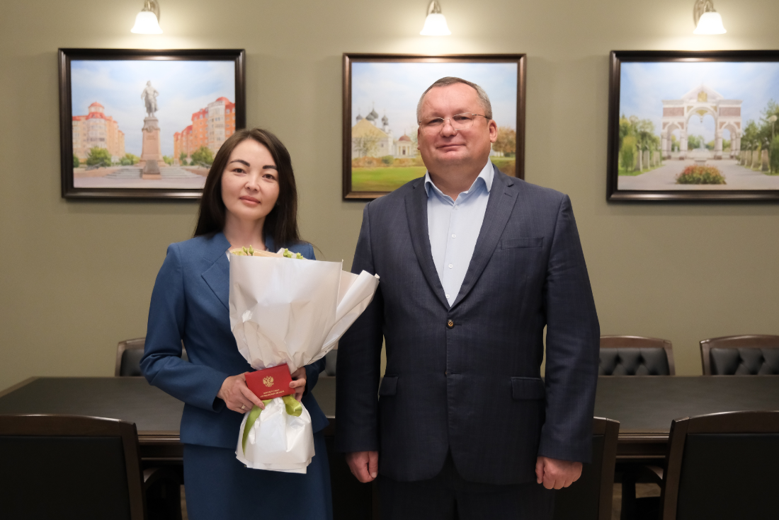 Председатель Думы Астраханской области Игорь Мартынов вручил удостоверение мирового судьи Лютции Каримовой