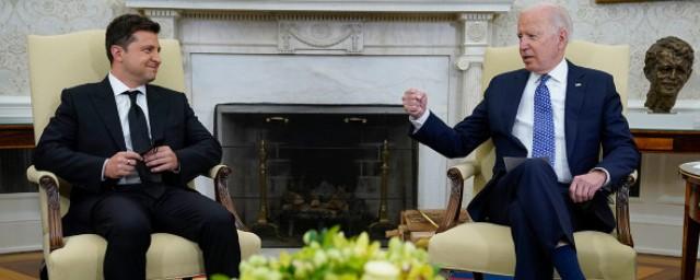 Президент США Байден побеседует с Зеленским после разговора с Путиным