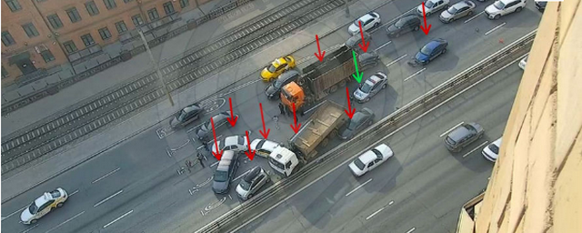 На трассе в Москве столкнулось 9 автомобилей