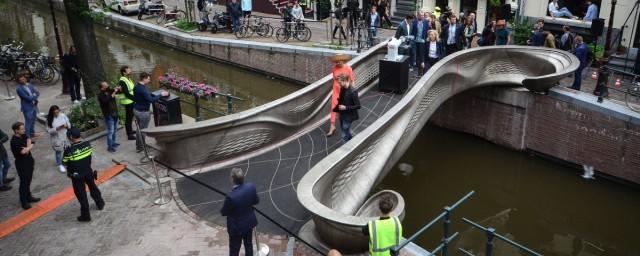 В Амстердаме открыли первый в мире напечатанный на 3D-принтере мост из нержавеющей стали