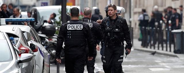 В Париже неизвестный взял в заложники троих человек