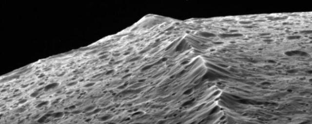 Астрономы объяснили необычное строение спутника Сатурна