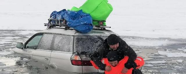 В Иркутской области машина с тремя людьми ушла под лед на Байкале