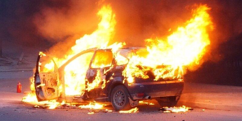 На трассе в Петербурге водителю сожгли сломавшуюся машину за невыставленный аварийный знак