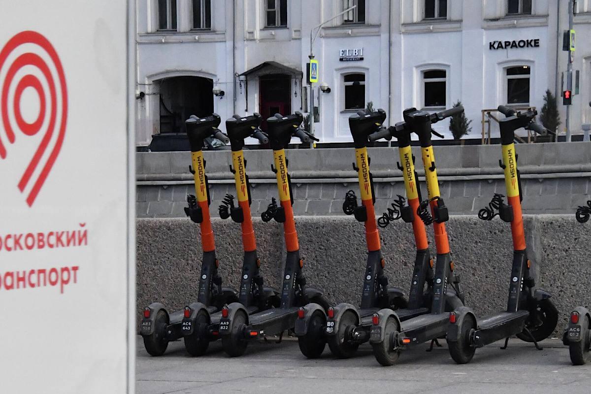 Покатался – заплати: в Москве родители школьника заплатили штраф после доноса за езду на самокате