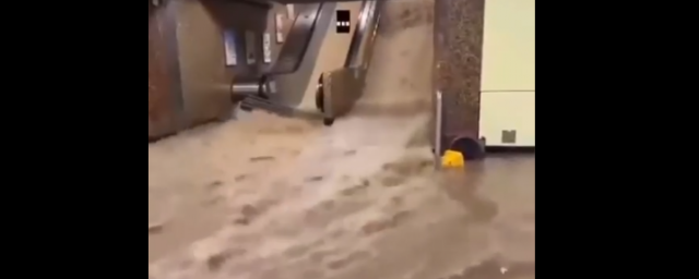 В Гонконге 110 человек пострадали в результате наводнения после ливня - видео
