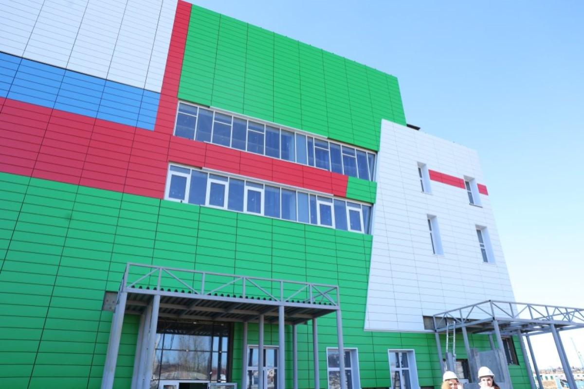 Якушев во время рабочей поездки в Иркутск осмотрел ход строительства школы на 1550 мест