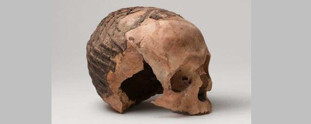 Раскрыта тайна древних черепов из Израиля, украшенных узорами из жидкого асфальта