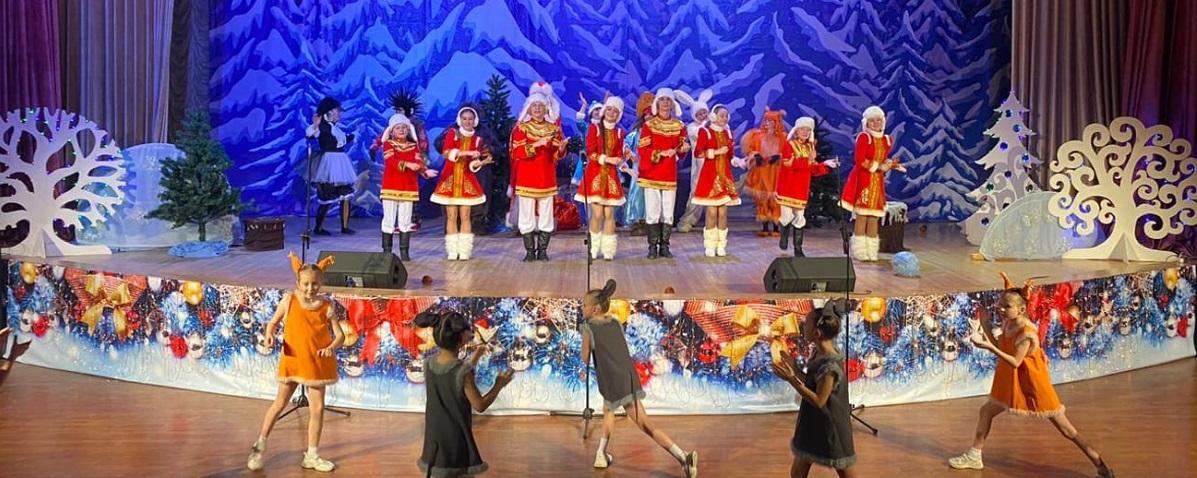 В Иркутске проводят новогодние мероприятия для детей участников СВО и детей с ограниченными возможностями, взрослые дали юным иркутянам ощущение чуда
