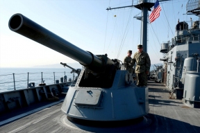 Орудия снова заговорили: США впервые за 38 лет применили палубную пушку против судна Ирана