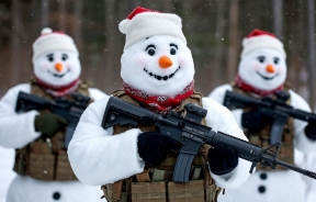 Российские военные слепили снеговиков для охраны в зоне СВО