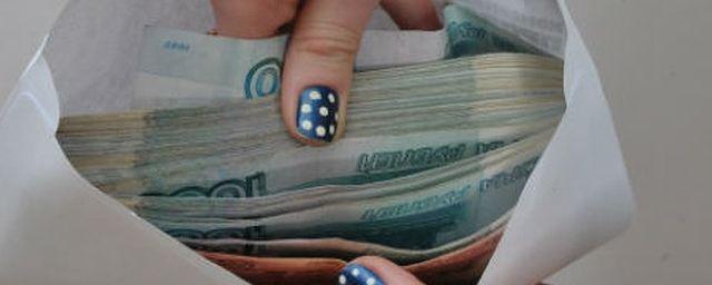 В Барнауле директор одного из предприятий брала деньги с подчиненных