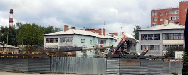 На стройке дома в центре Бердска рухнул автокран