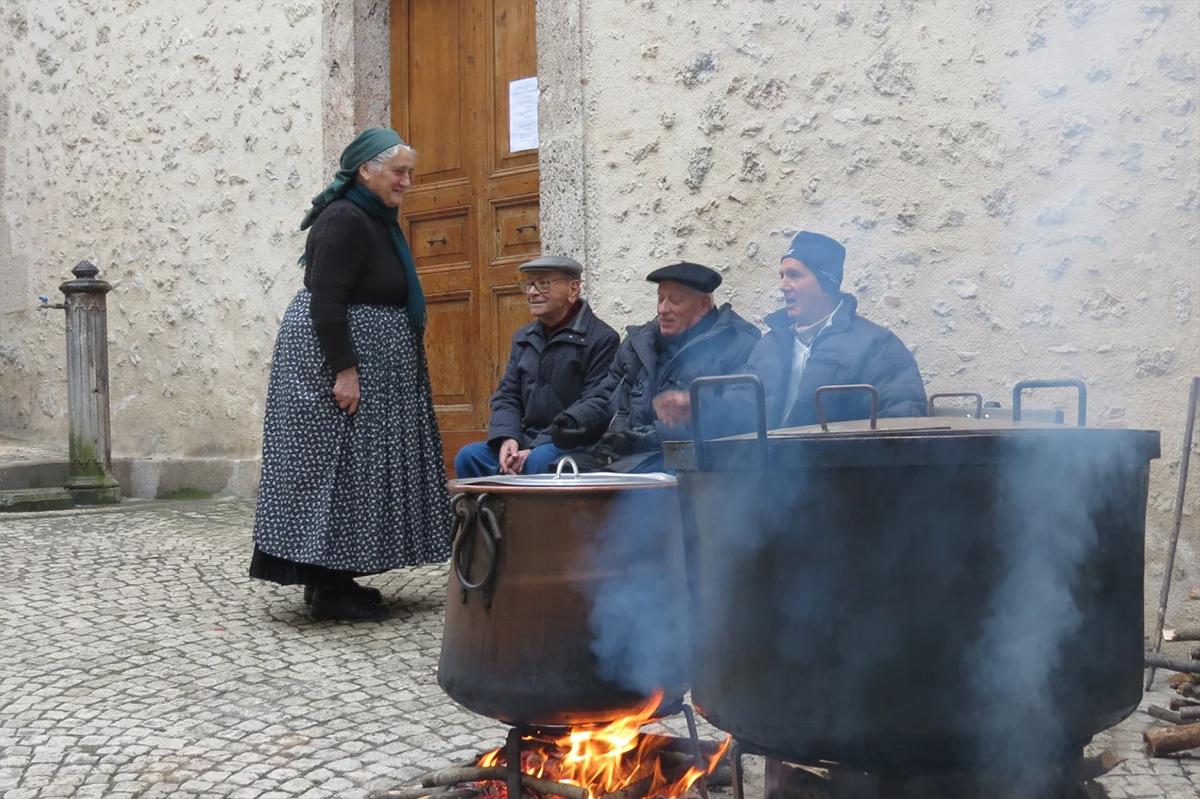 Туристы устремились в коммуну Сканно ради 94-летней итальянки