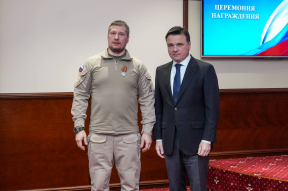 Губернатор Андрей Воробьев вручил медали «За храбрость» добровольцам из числа легендарных БАРСов