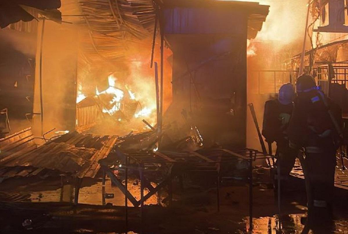 На крупном рынке в Астрахани потушен пожар, жертв и пострадавших нет