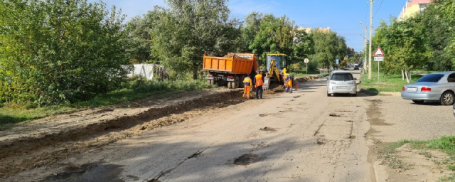 В Астрахани муниципальные предприятия использовали 7000 тонн материала на подсыпку грунтовых дорог