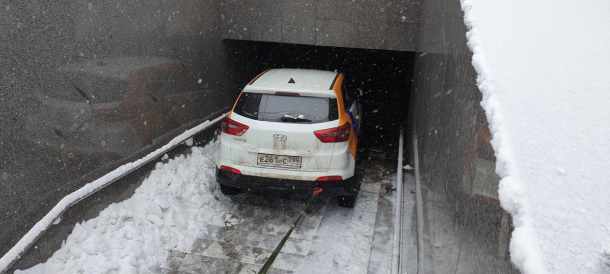 В Москве пьяный водитель автомобиля каршеринга съехал в подземный переход