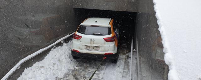 В Москве пьяный водитель автомобиля каршеринга съехал в подземный переход
